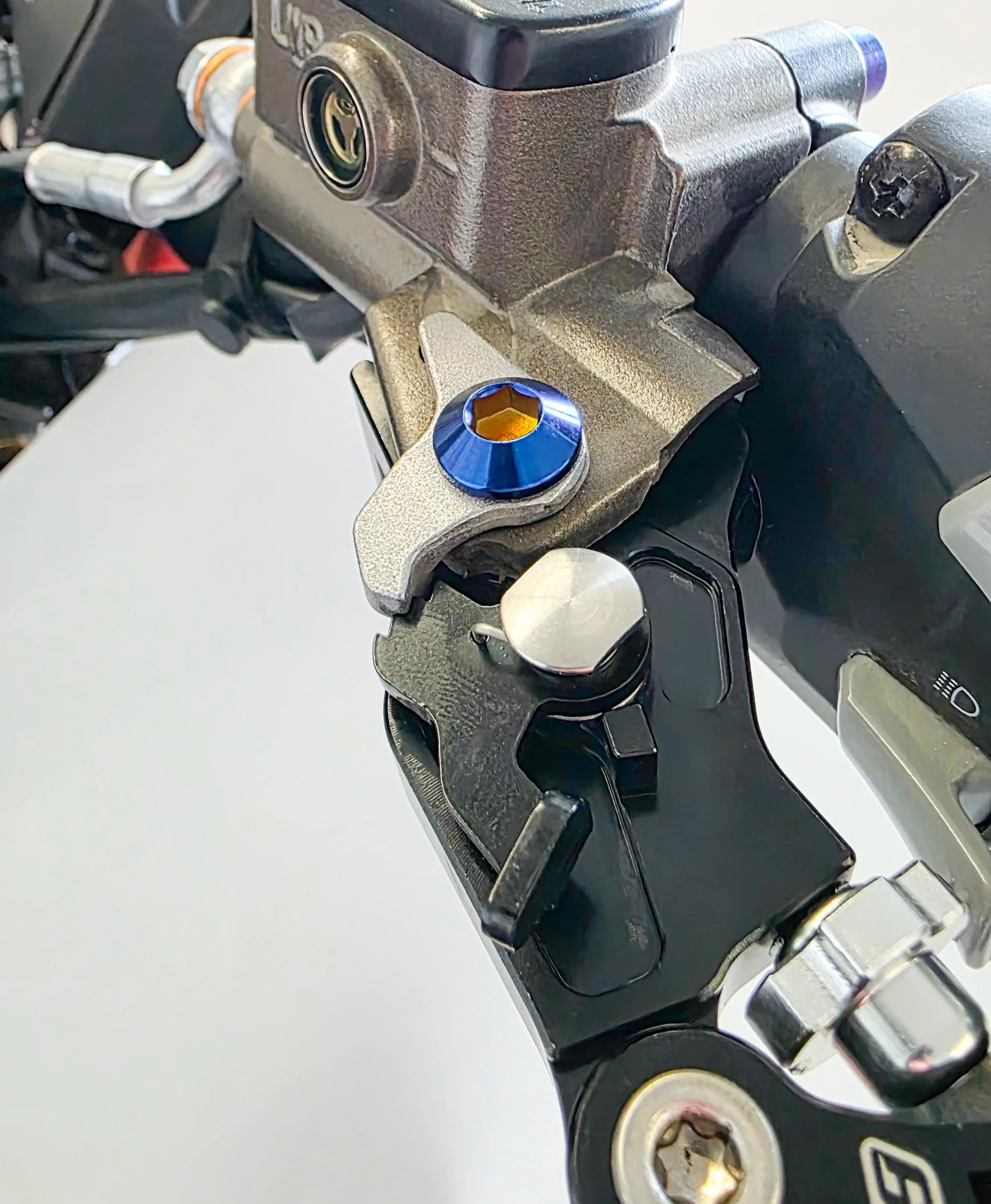Shorty Style Ultra Bee Lever Pivot Bolts – Titanium Upgrade - Image 4